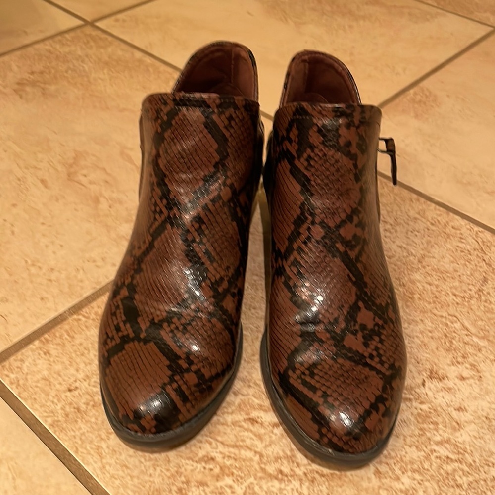 So Angelfish booties in brown snakeskin, size 6.5.